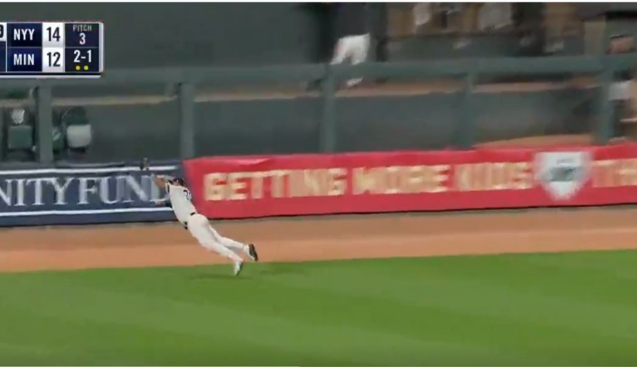 Aaron Hicks dive New York Yankees baseball